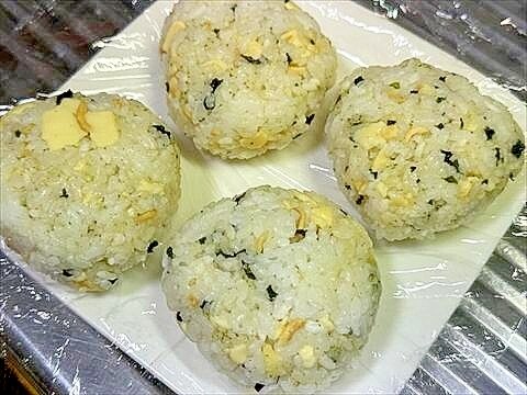意外な相性!混ぜ込みわかめご飯にとろけチ混ぜ込み玉